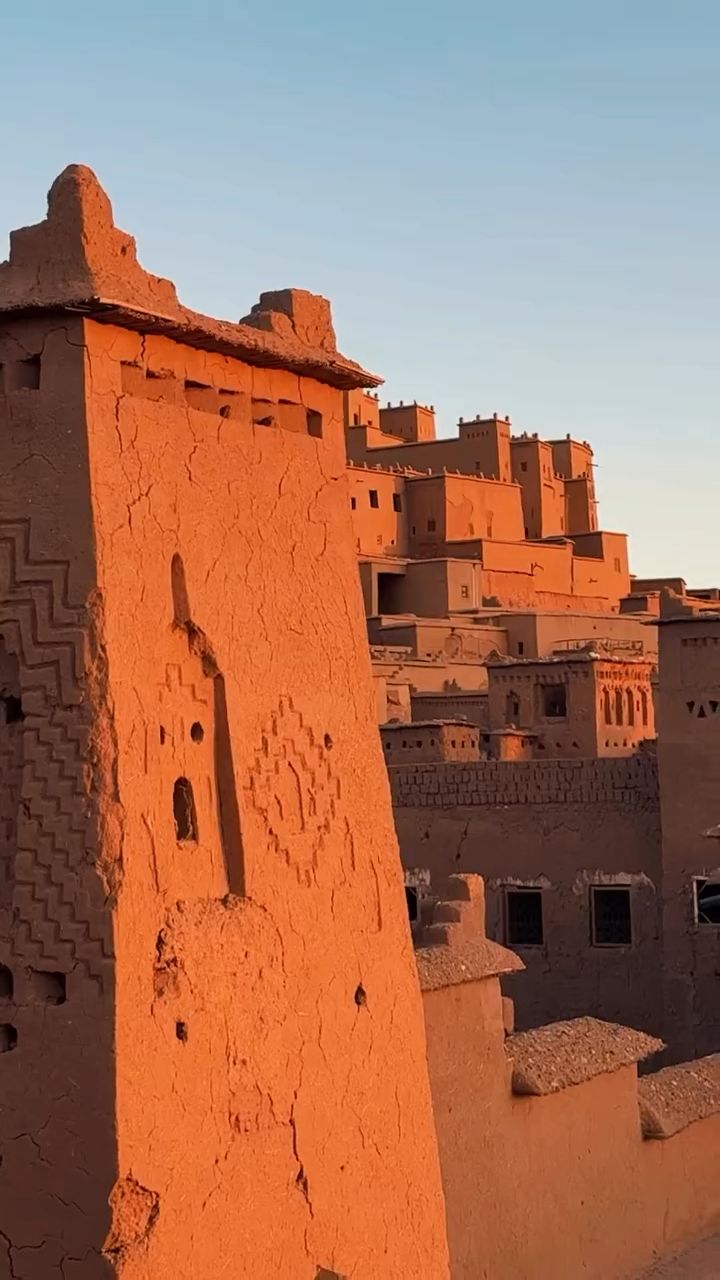 Die Lehmtürme des Ksar von Aït Ben Haddou über den Palmenhainen