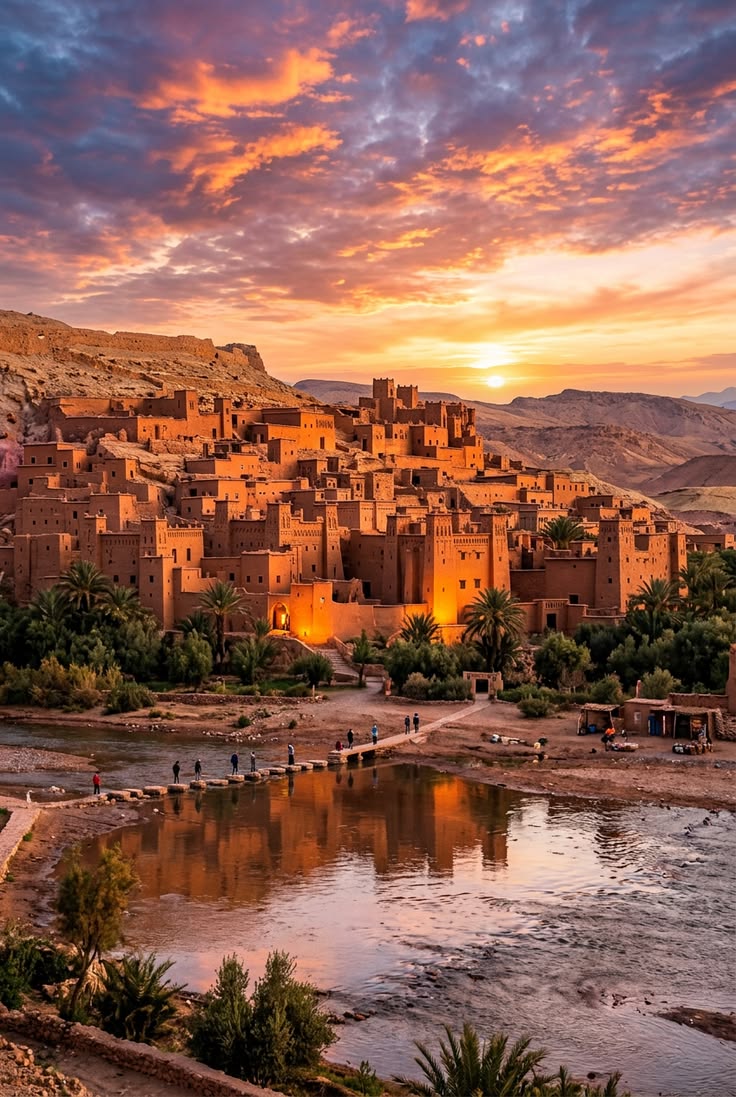 Sonnenbeschienene Kasbah-Mauern und verzierte Türme im UNESCO-Dorf